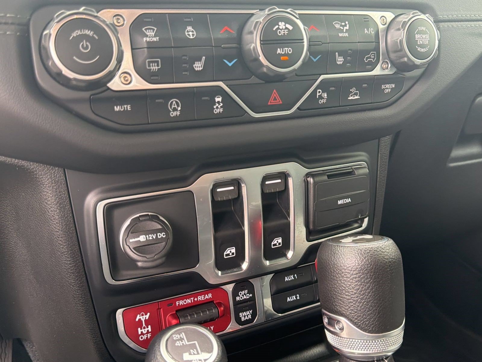 Used 2024 Jeep Wrangler Rubicon w/ Safety Group AWD/4WD image 17
