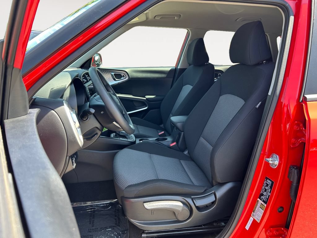 Used 2025 Kia Soul LX FWD image 6