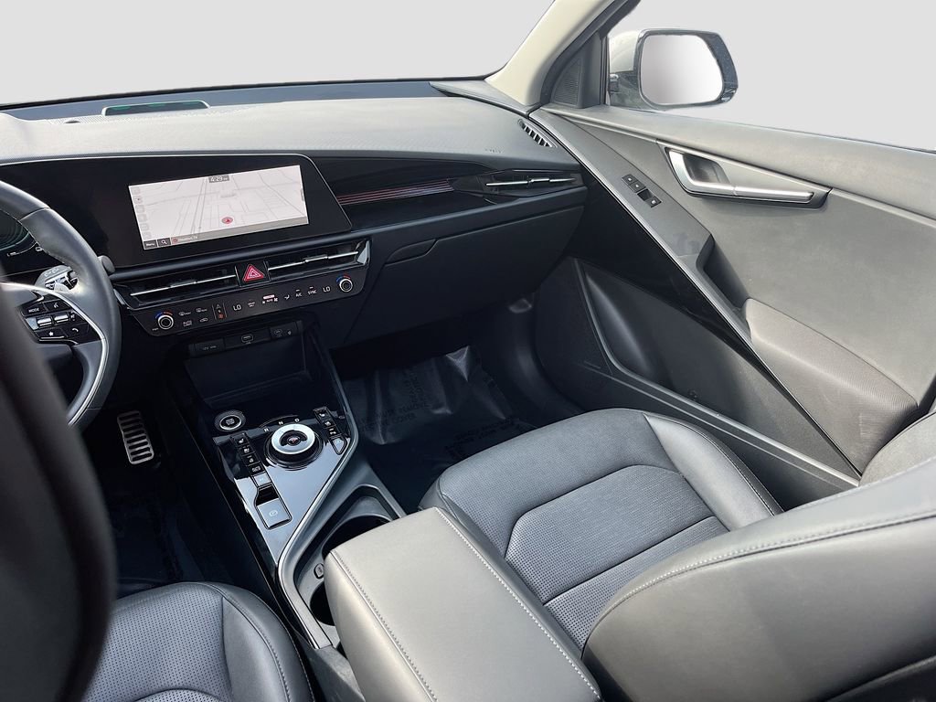 Used 2024 Kia Niro SX Touring image 25