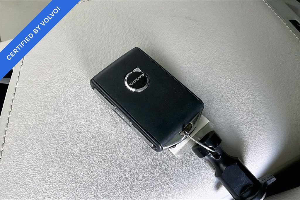 Certified 2025 Volvo XC60 B5 Plus AWD/4WD image 12