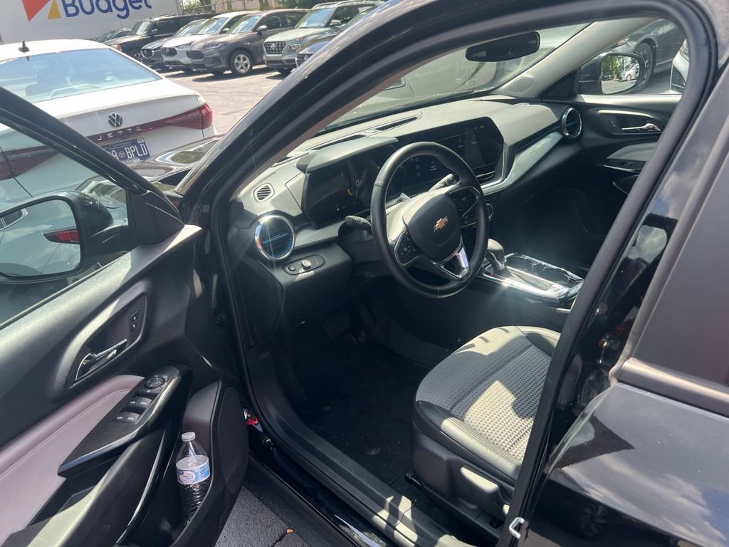 Used 2025 Chevrolet Trax LT w/ LT Convenience Package FWD image 2