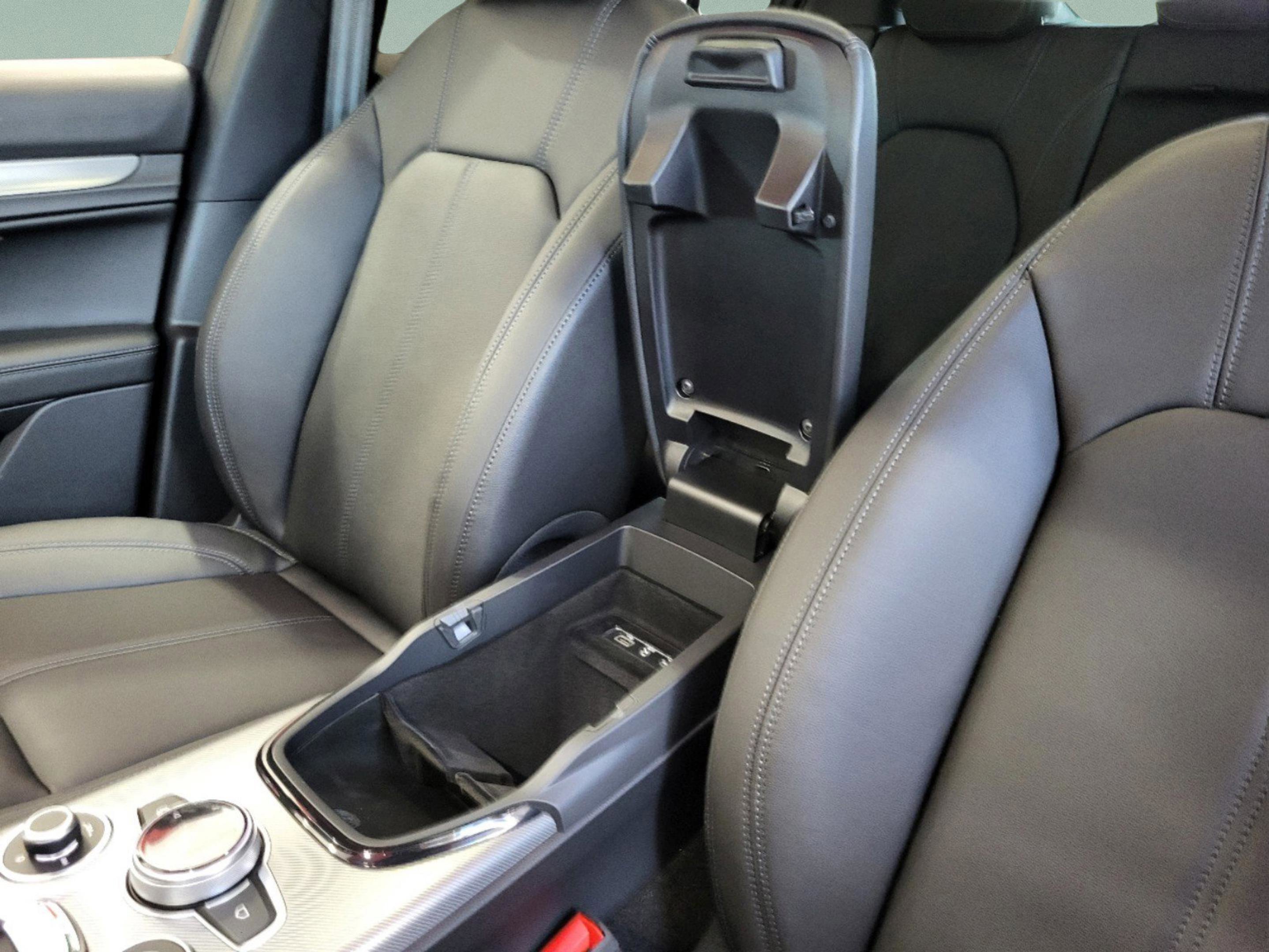 New 2025 Alfa Romeo Stelvio Sprint image 28