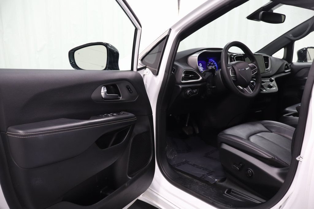 Used 2025 Chrysler Pacifica Select FWD image 11