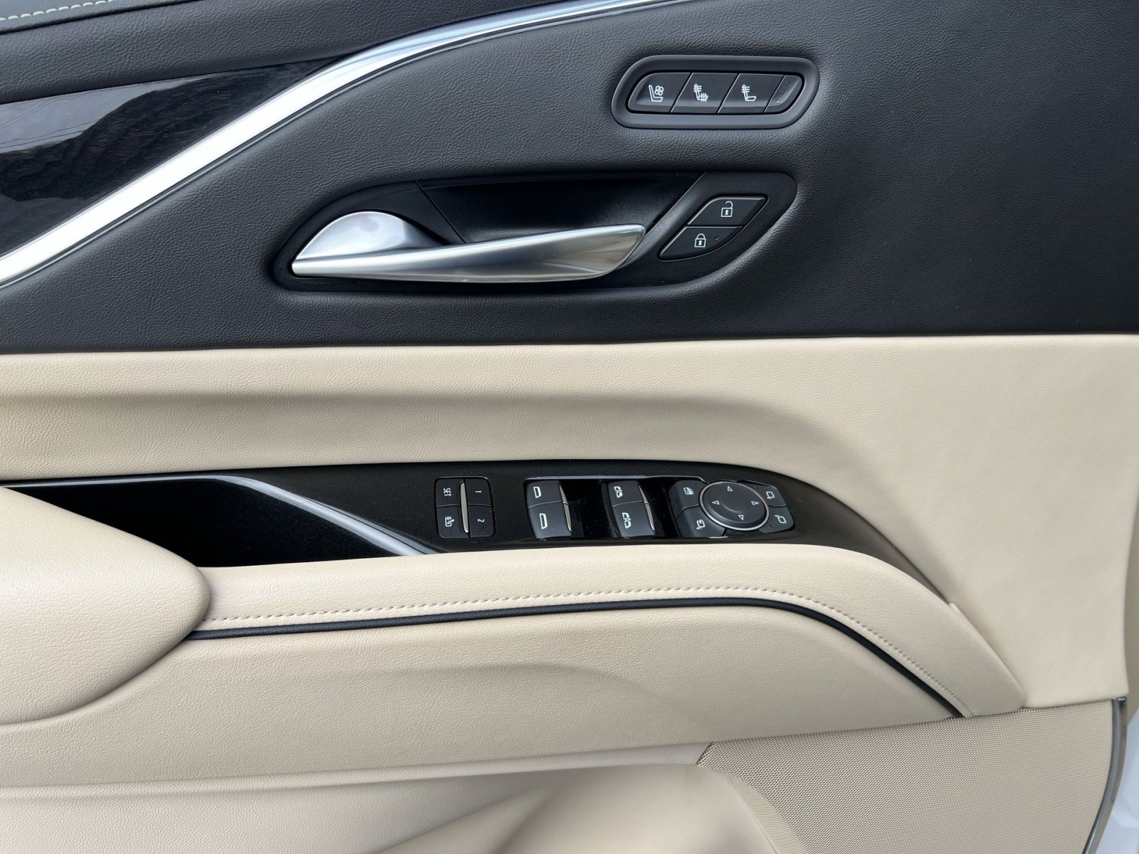 Used 2024 Cadillac Escalade ESV Premium Luxury image 15