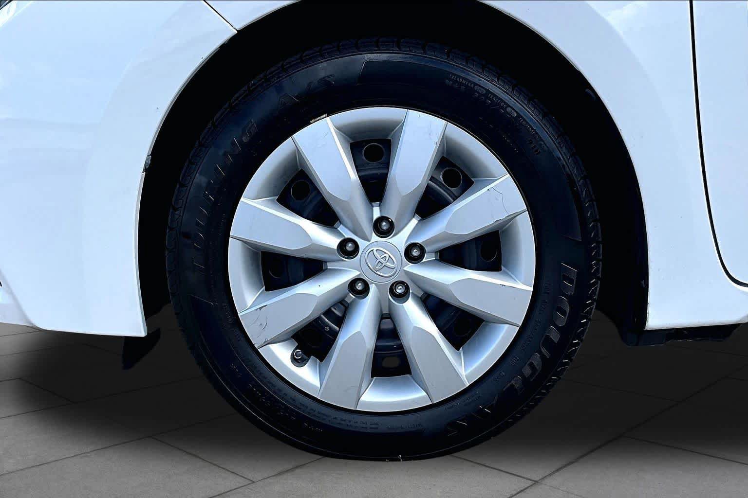Used 2015 Toyota Corolla LE FWD image 11