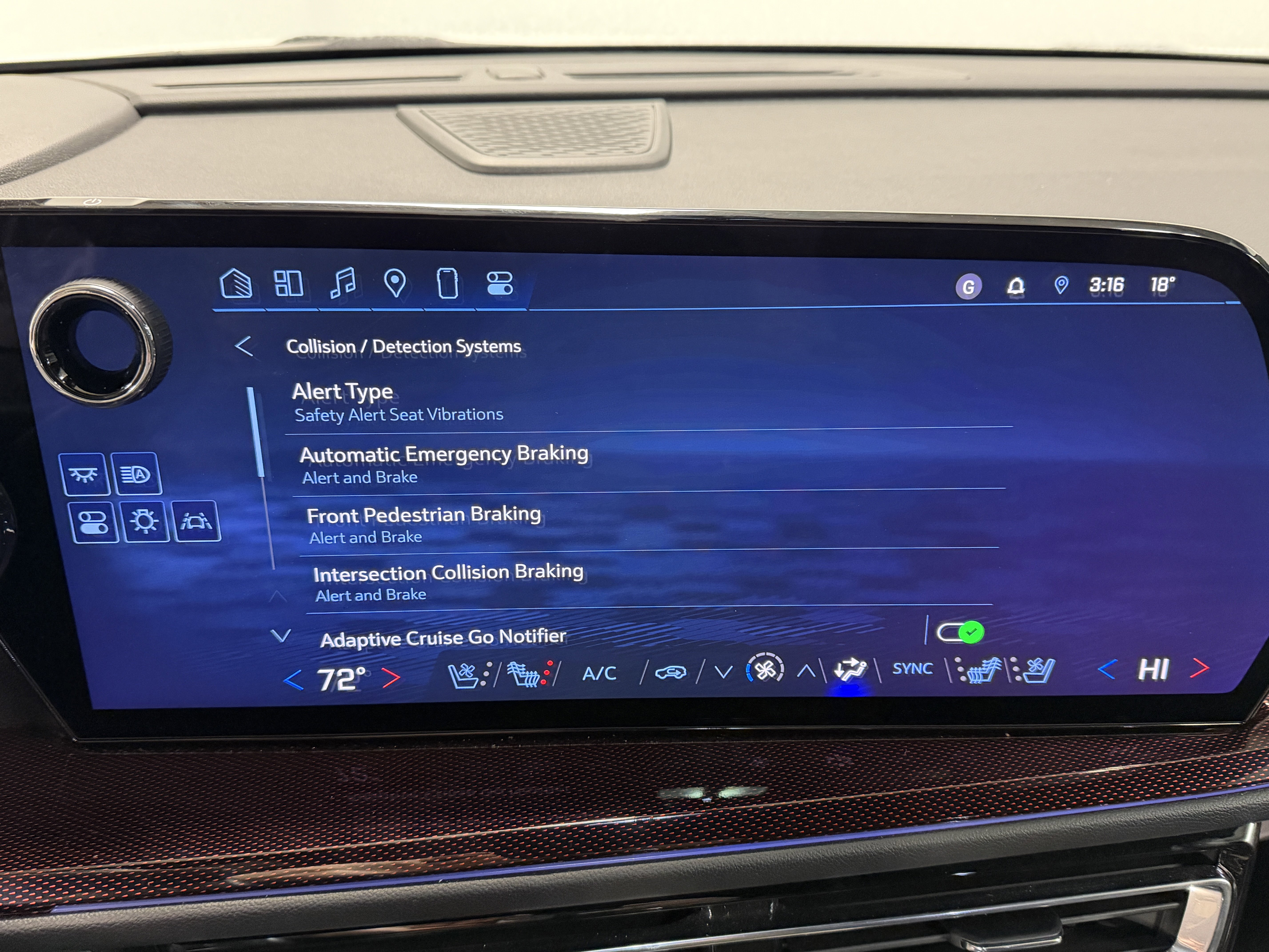 Used 2024 Chevrolet Traverse RS image 11