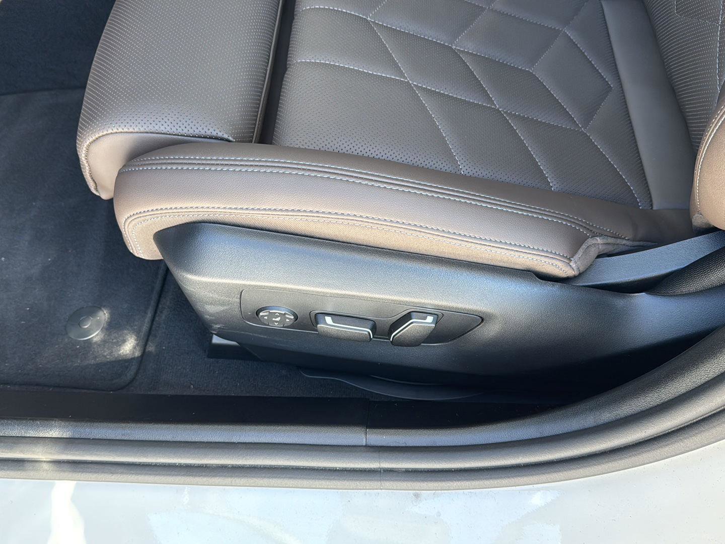 Certified 2025 BMW 530i w/ Premium Package image 30