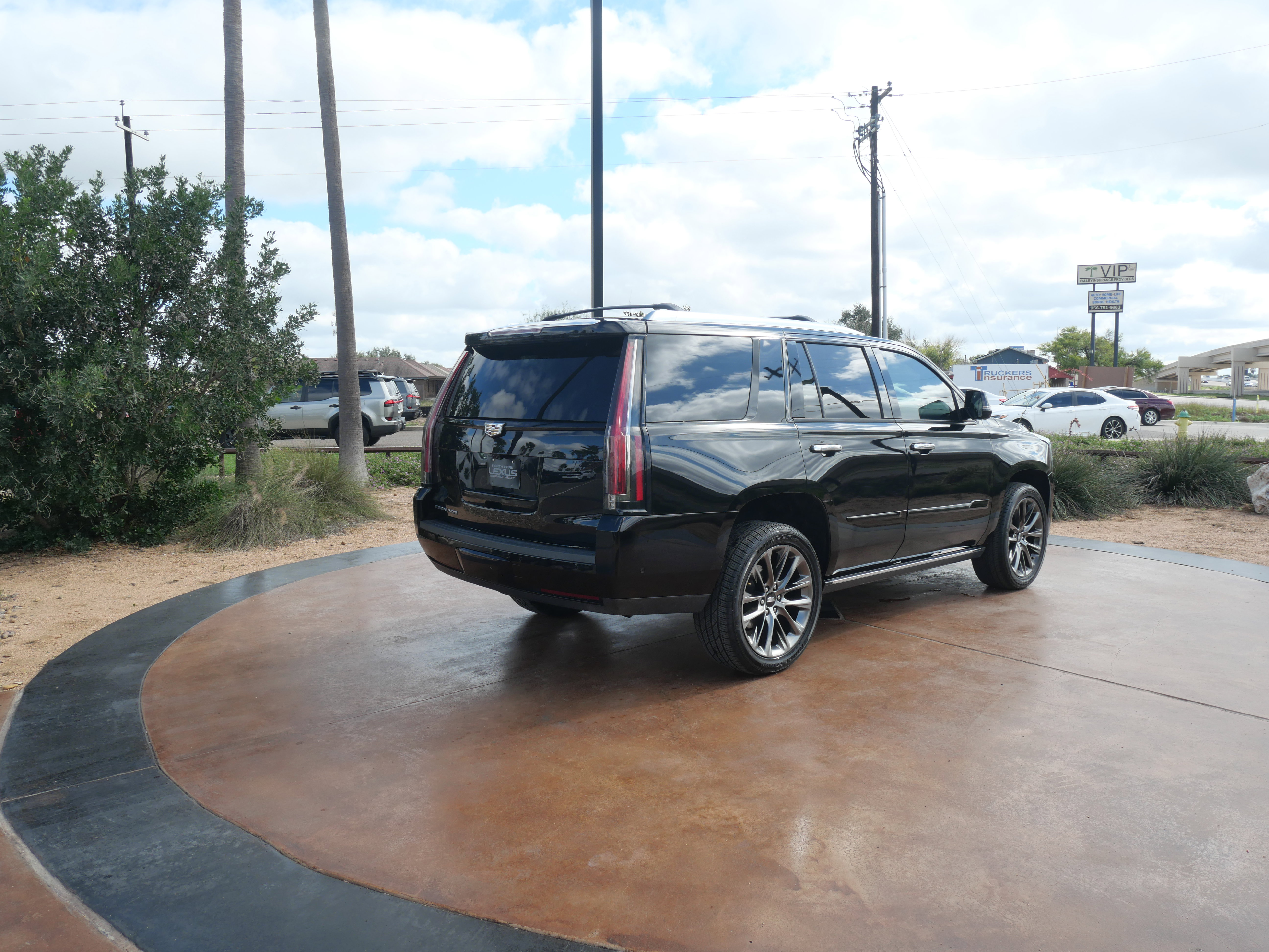 Used 2019 Cadillac Escalade Platinum w/ Escalade Sport Edition image 2