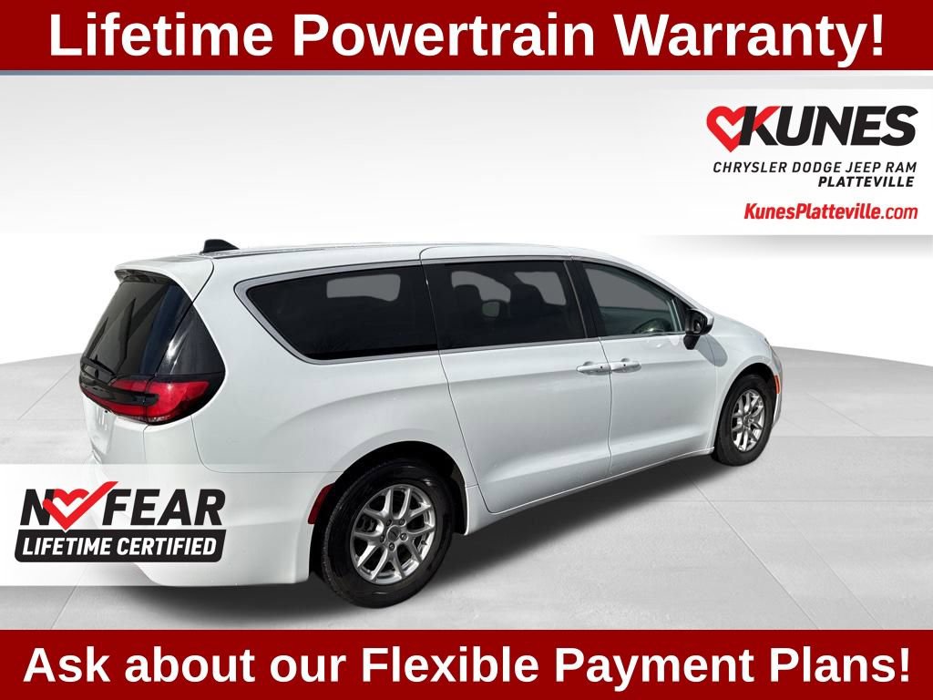 Used 2023 Chrysler Pacifica Touring-L image 9