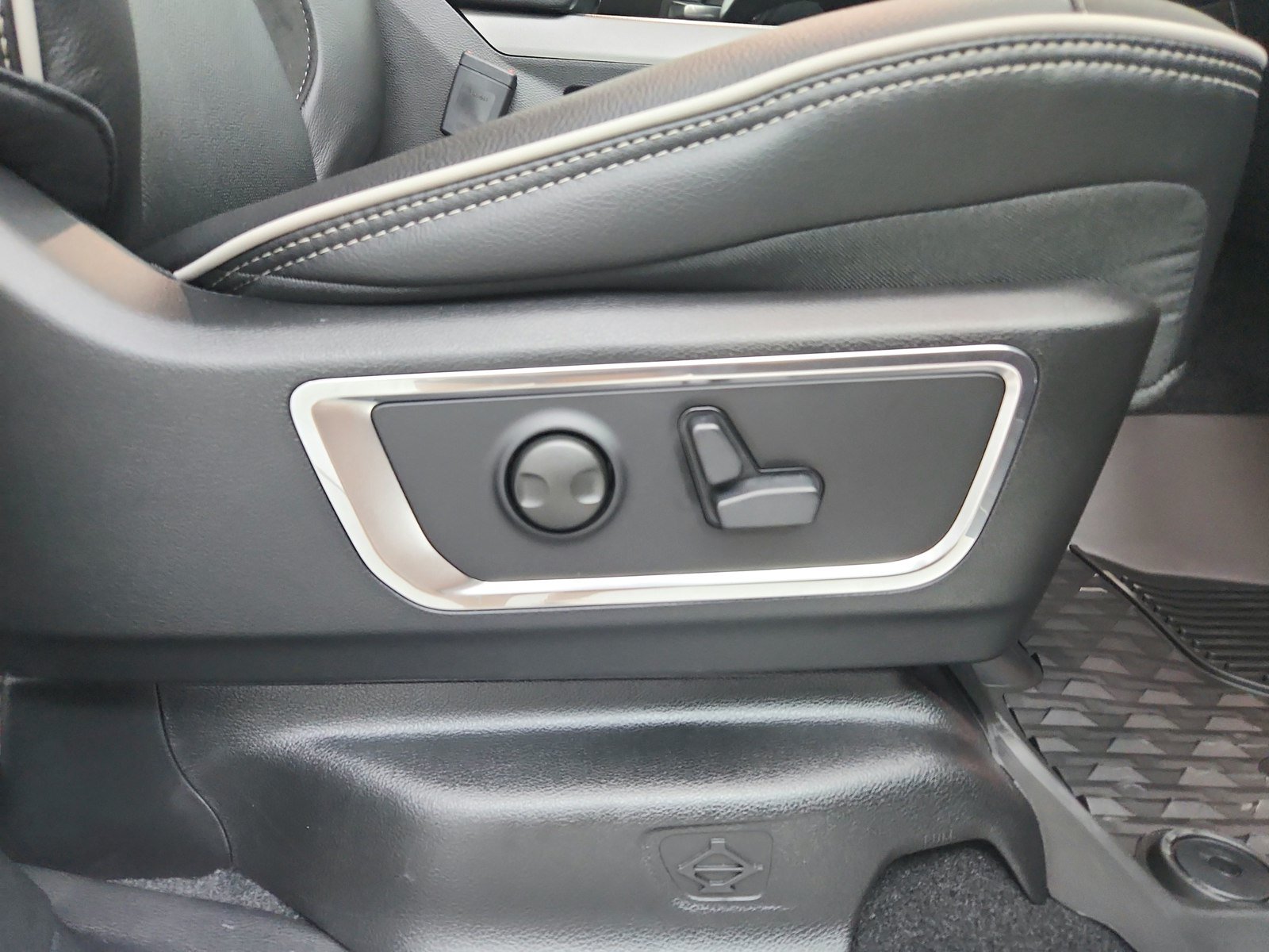 New 2026 RAM 1500 Laramie w/ Night Edition AWD/4WD image 40