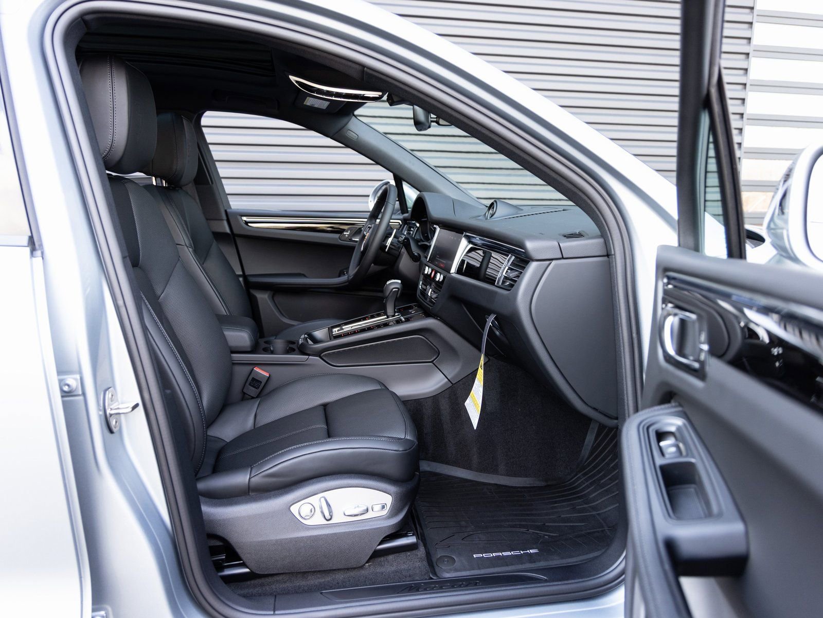 Certified 2026 Porsche Macan image 33