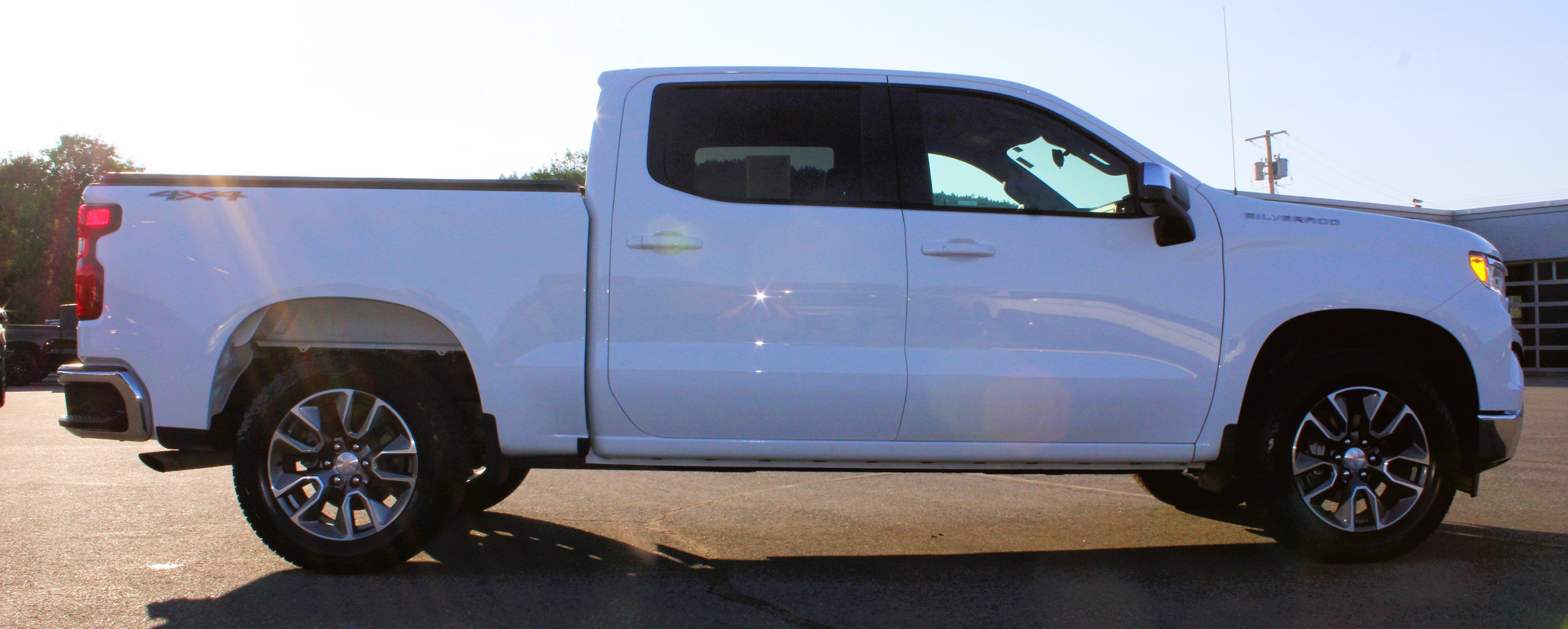 Used 2024 Chevrolet Silverado 1500 LT AWD/4WD image 5