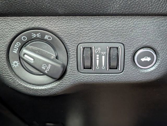 Used 2022 Dodge Challenger SXT w/ Driver Convenience Group RWD image 20