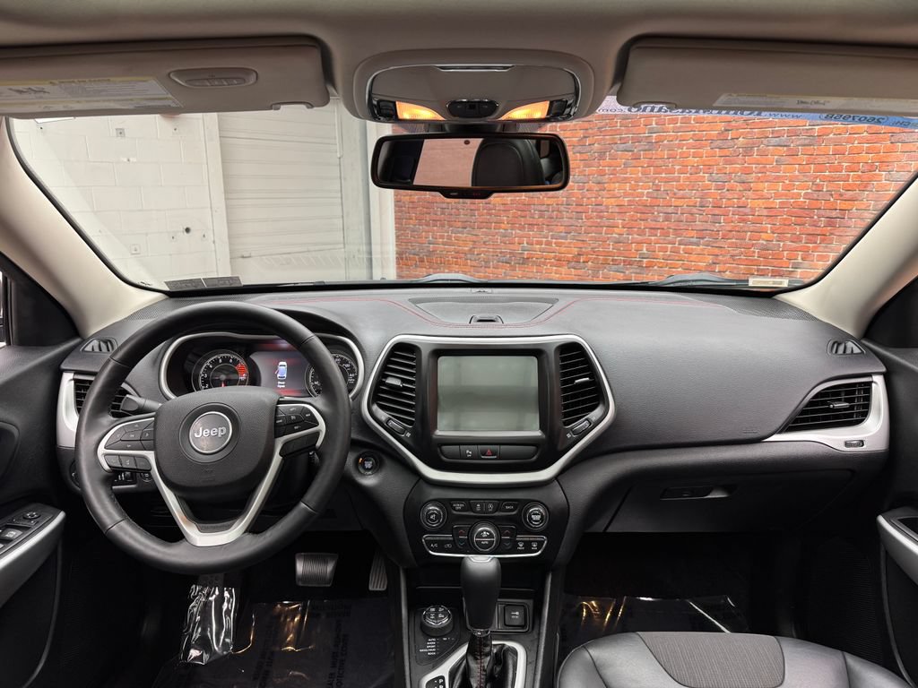 Used 2018 Jeep Cherokee Trailhawk w/ Comfort/Convenience Group AWD/4WD image 13