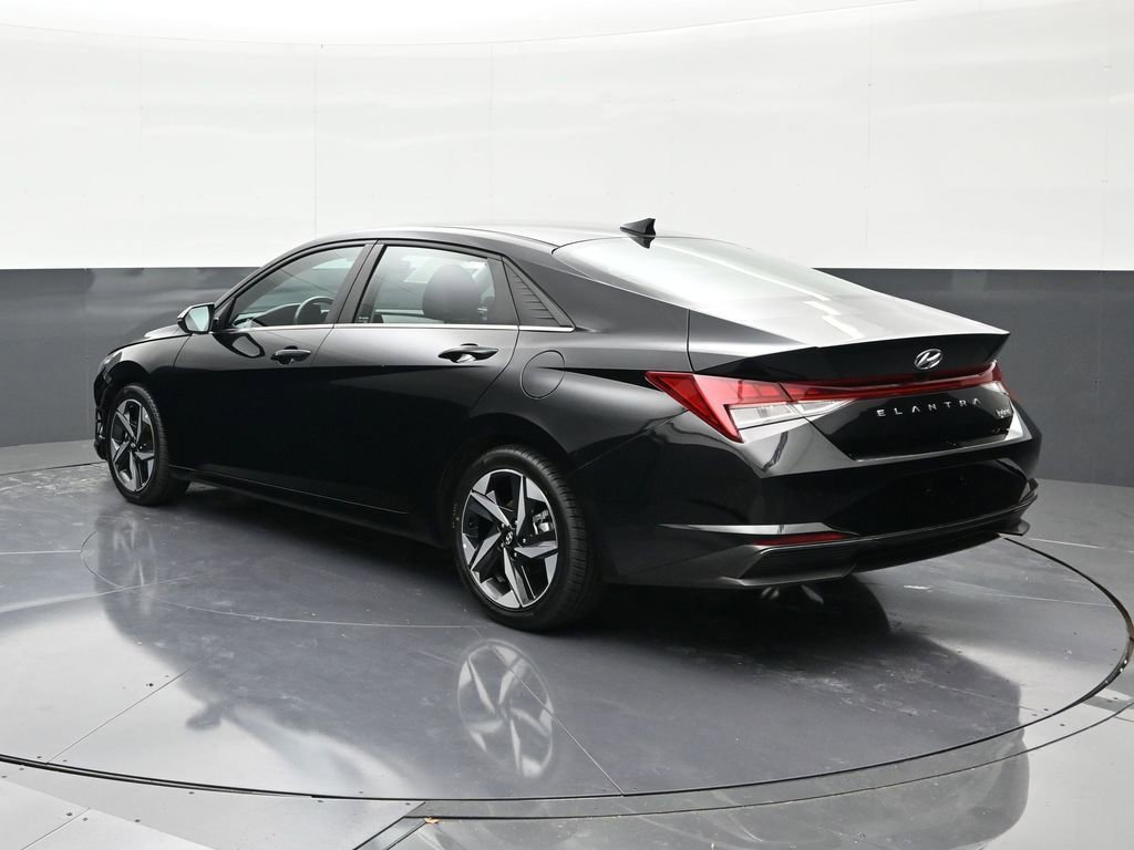 Used 2023 Hyundai Elantra Limited w/ Preferred Accessory Package FWD image 3