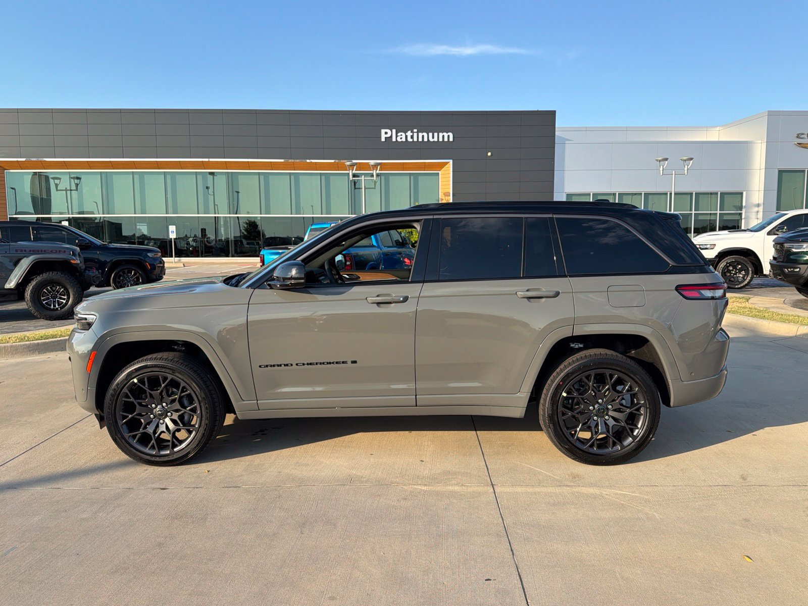 New 2027 Jeep Grand Cherokee Summit AWD/4WD image 2