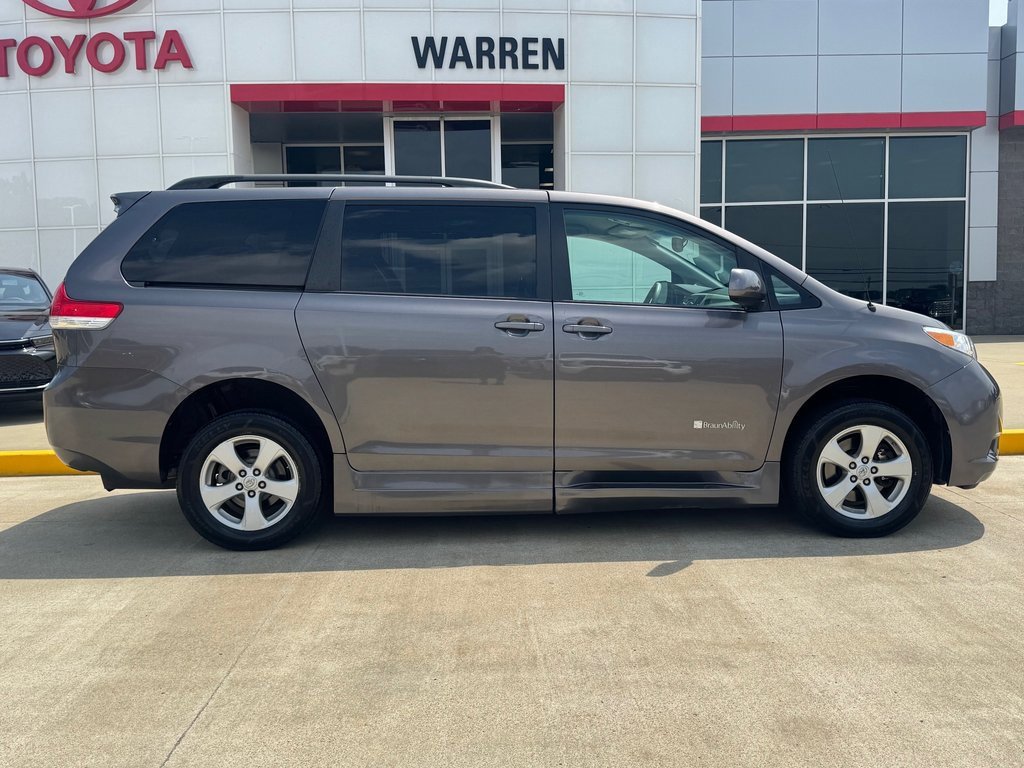 Used 2013 Toyota Sienna LE image 3