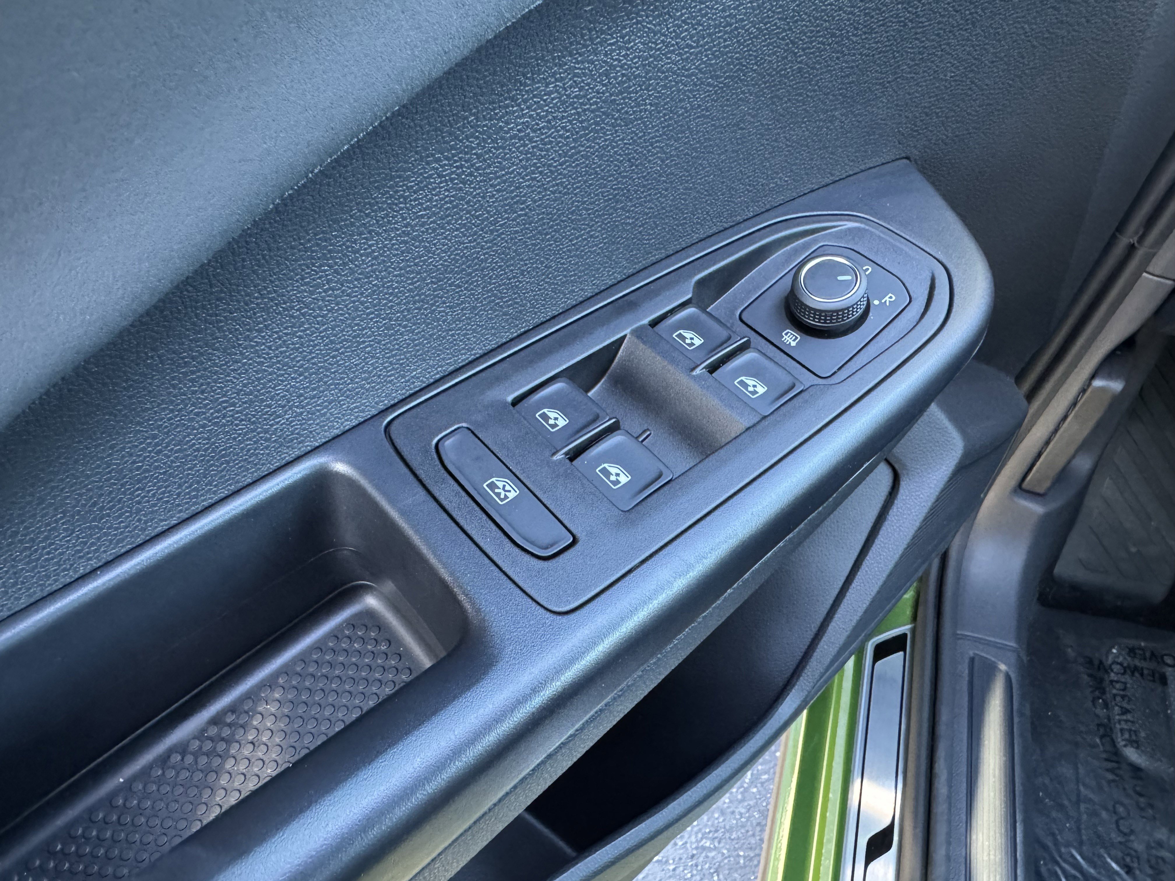 Certified 2025 Volkswagen Taos SE image 15