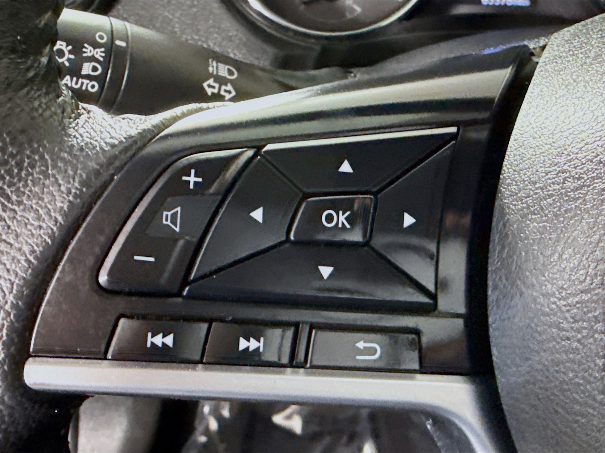 Used 2019 Nissan Rogue SV image 14