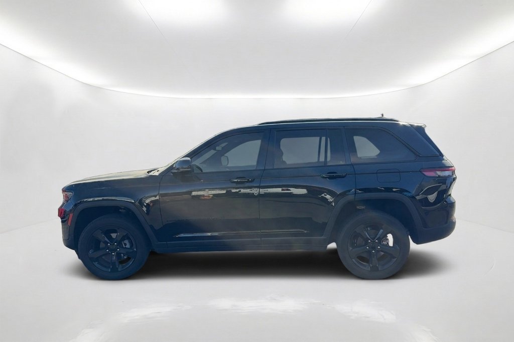Used 2023 Jeep Grand Cherokee Altitude AWD/4WD image 9