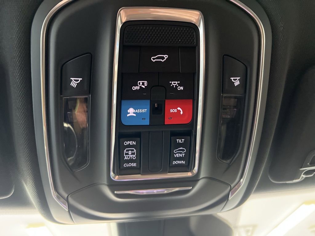 New 2025 Jeep Grand Cherokee Altitude image 18