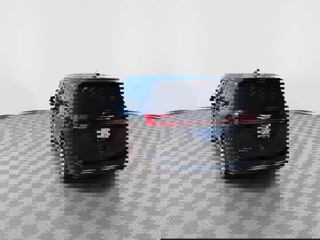 Used 2023 Chrysler Pacifica Touring-L image 7