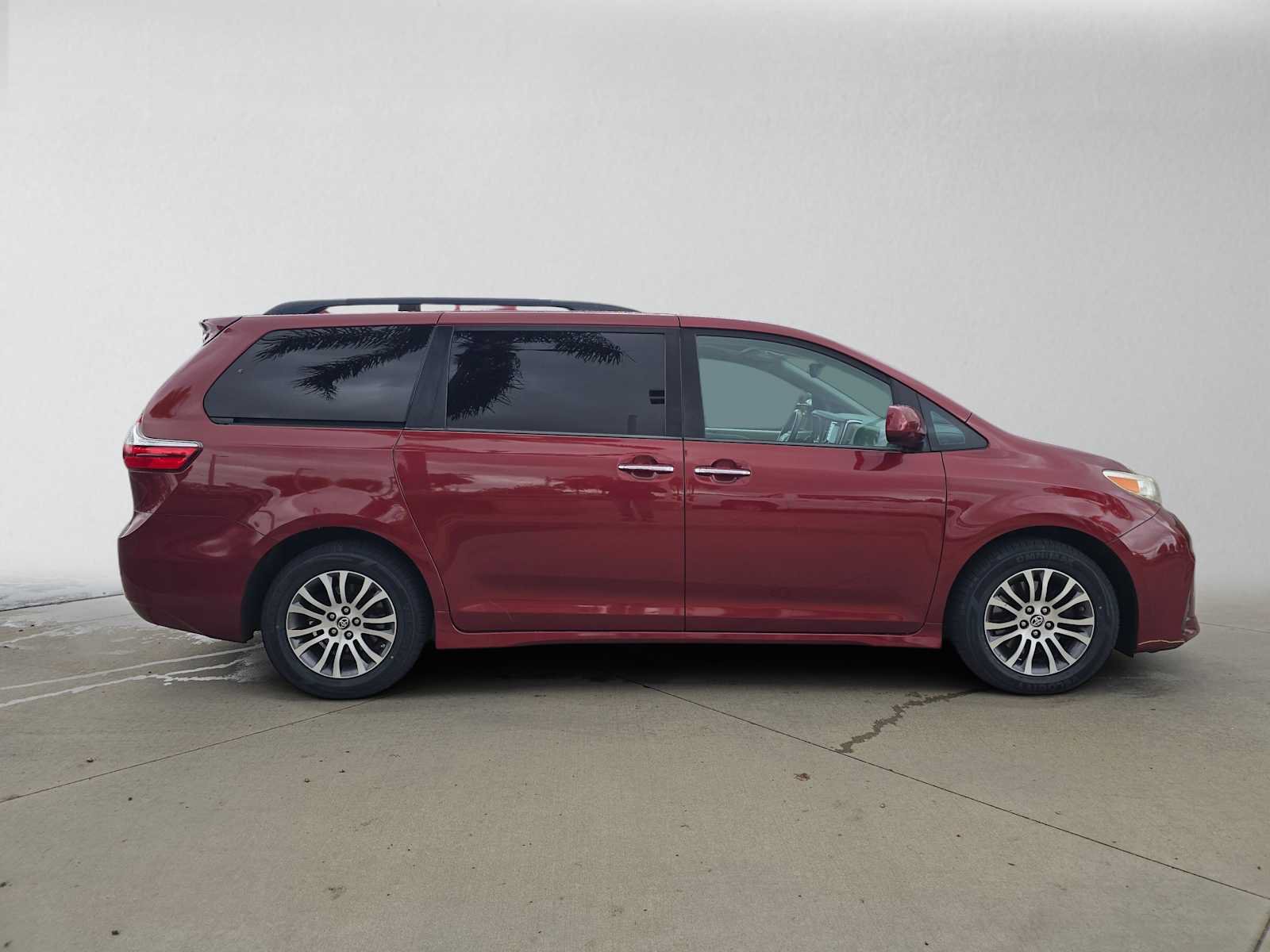 Used 2019 Toyota Sienna XLE FWD image 2