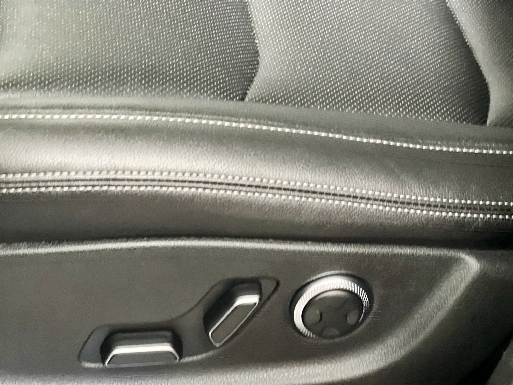 Used 2025 Genesis GV70 2.5T AWD/4WD image 15