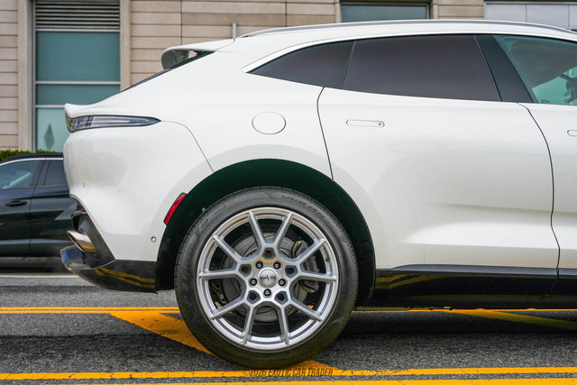 Used 2021 Aston Martin DBX image 10