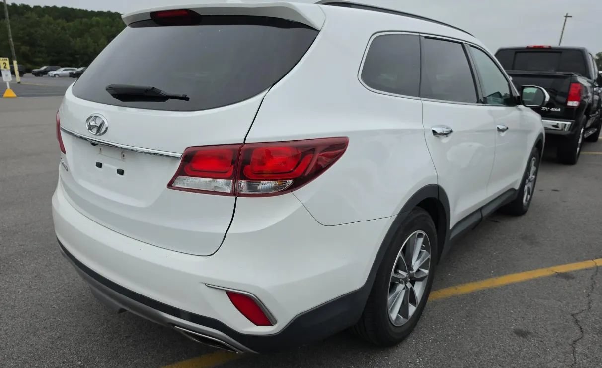 Used 2017 Hyundai Santa Fe SE FWD image 3