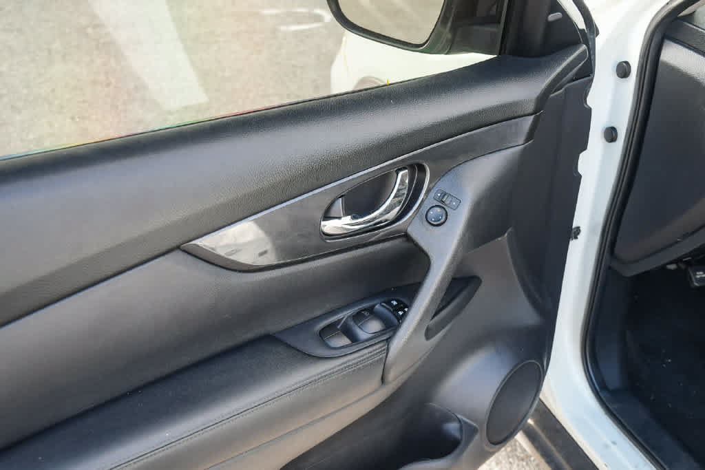 Used 2020 Nissan Rogue SV FWD image 29