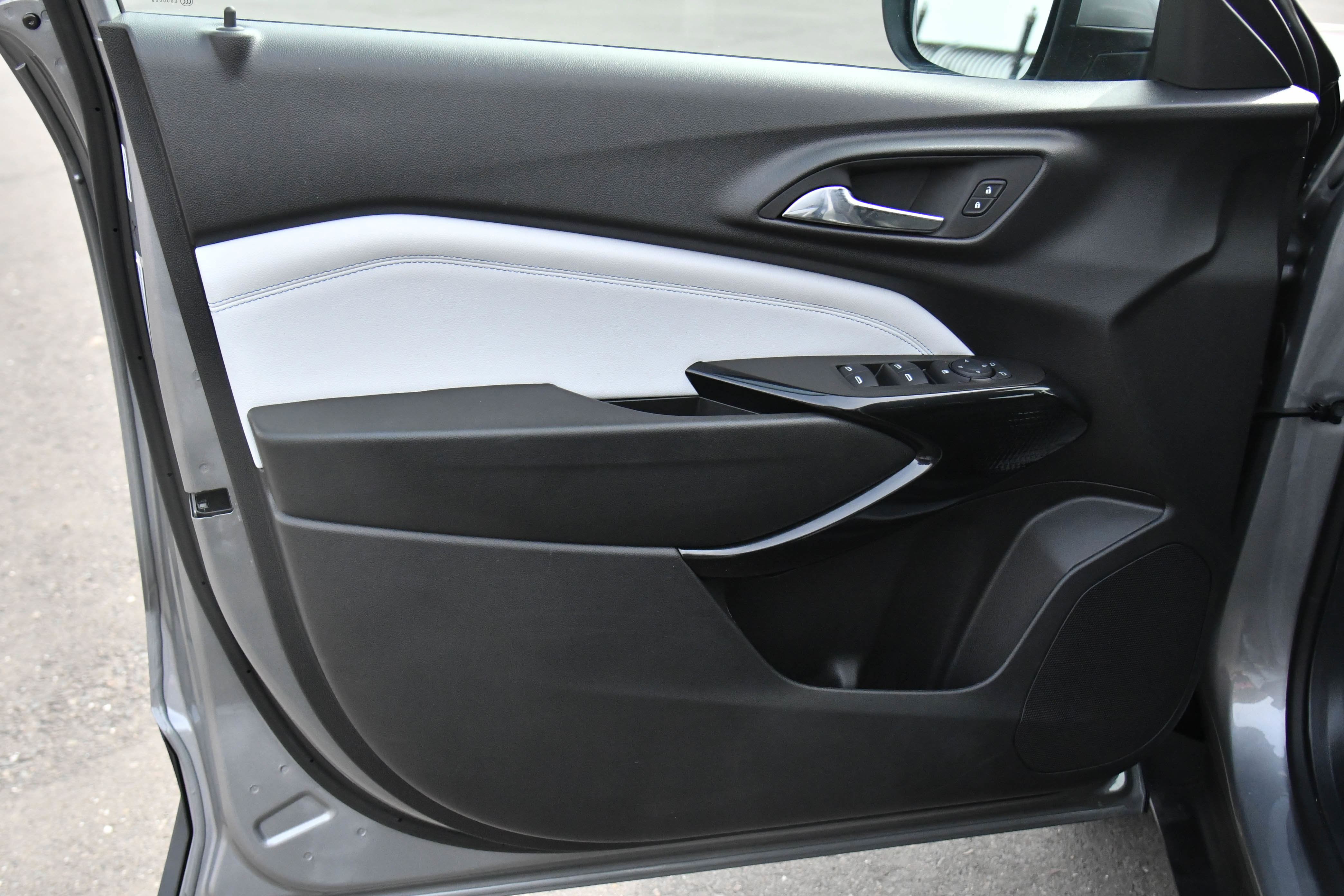 Used 2025 Chevrolet Trax LT w/ LT Convenience Package image 13