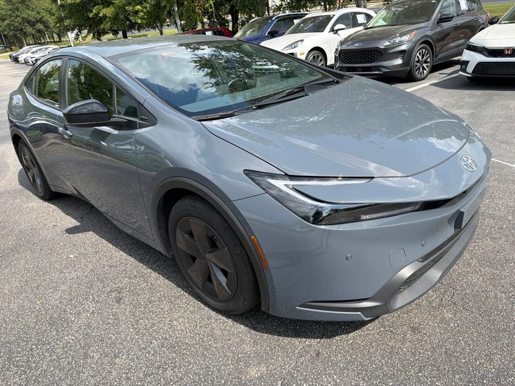 Used 2025 Toyota Prius LE FWD image 4