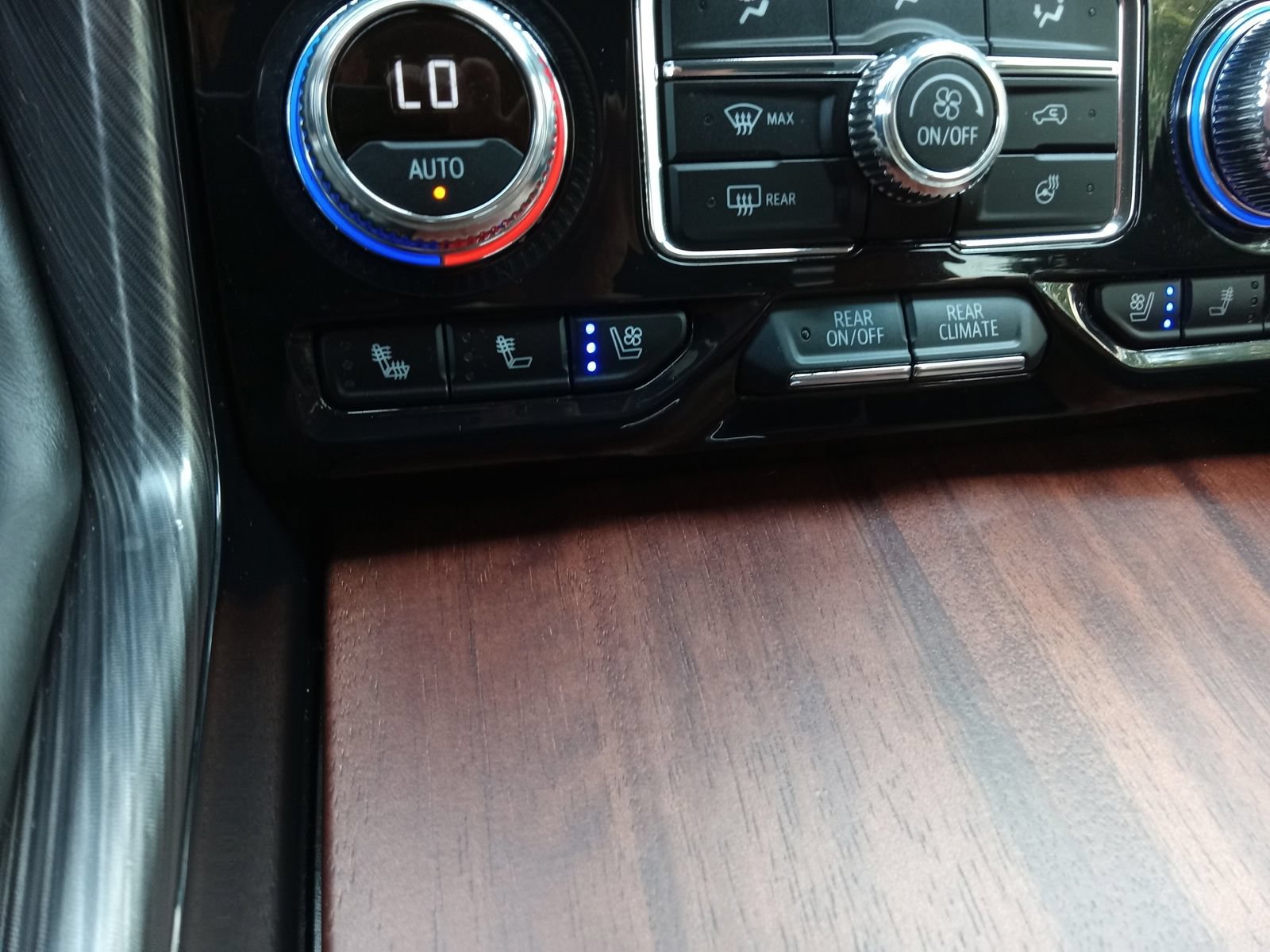 Used 2023 GMC Yukon Denali Ultimate AWD/4WD image 18