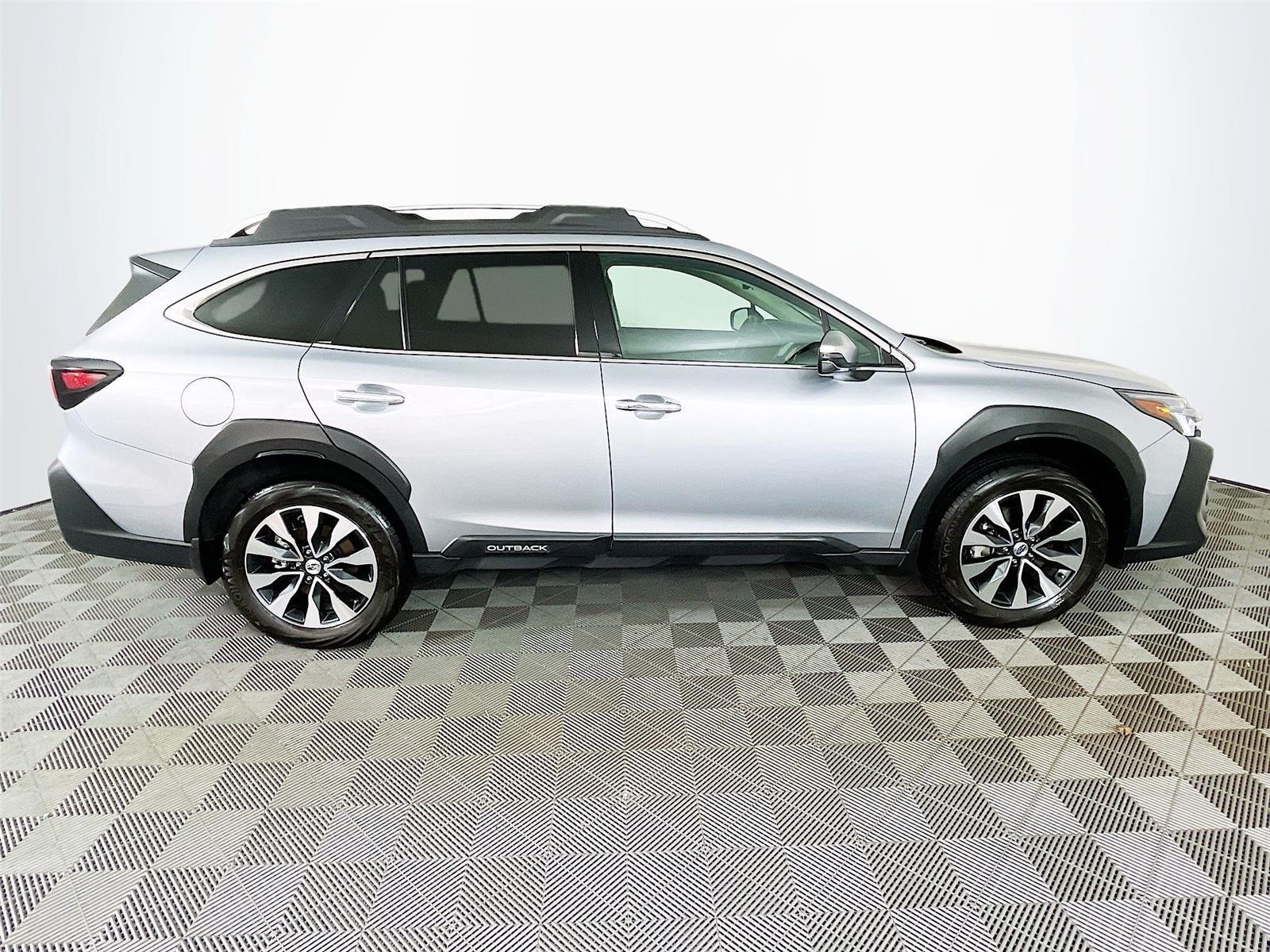 Used 2025 Subaru Outback Touring AWD/4WD image 11