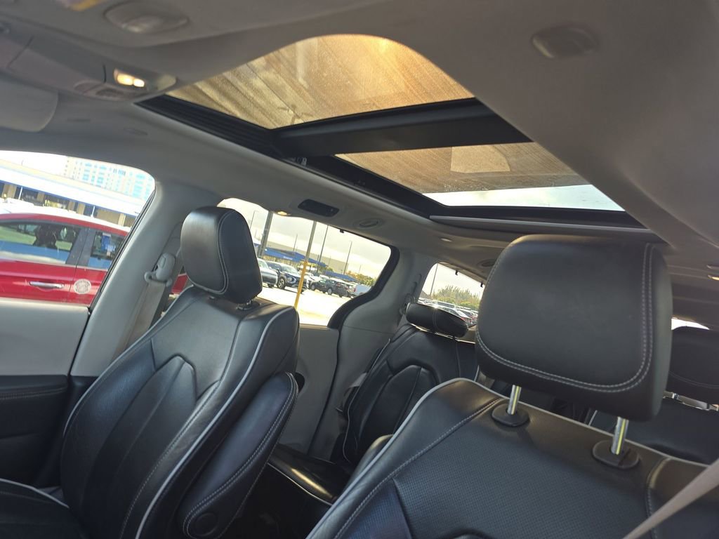 Used 2023 Chrysler Pacifica Limited image 6