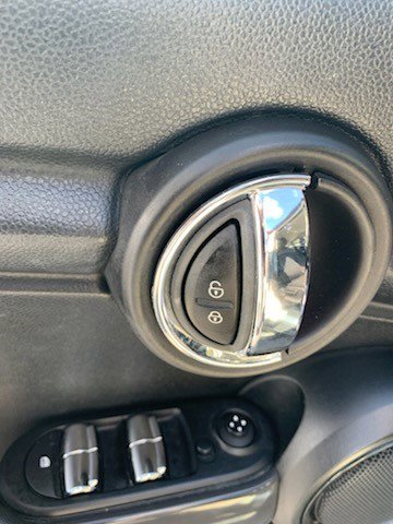 Used 2015 MINI Cooper 4-Door Hardtop image 6