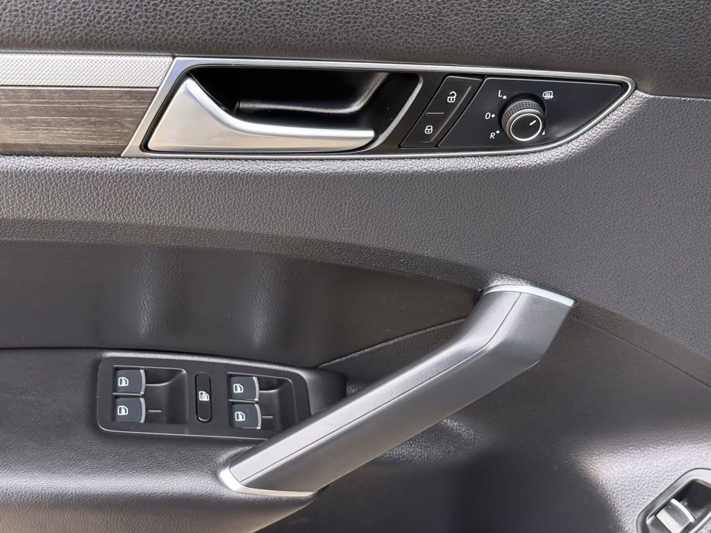 Used 2017 Volkswagen Passat 1.8T SEL Premium image 14