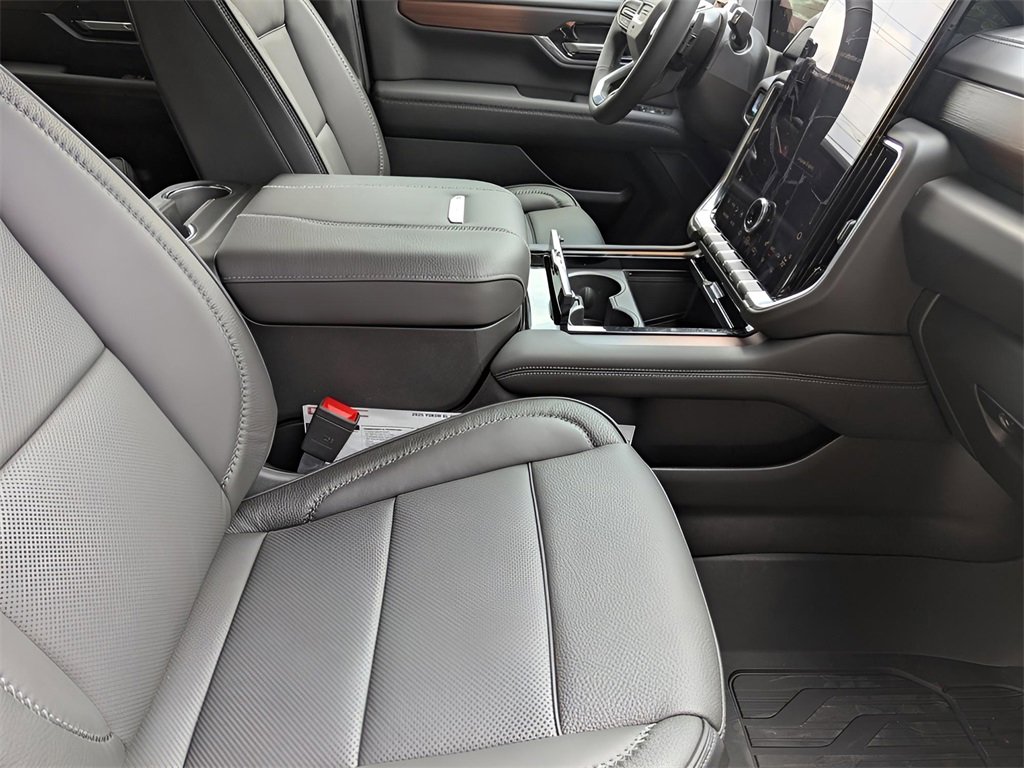 New 2025 GMC Yukon XL Denali w/ Denali Reserve Package image 15