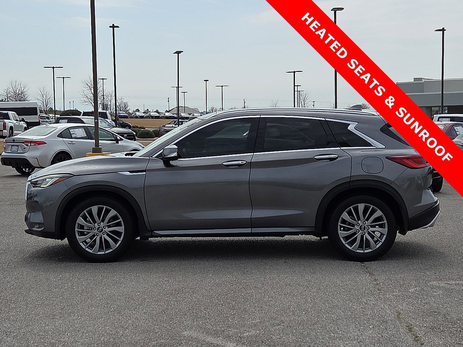 Used 2023 INFINITI QX50 Luxe FWD image 3