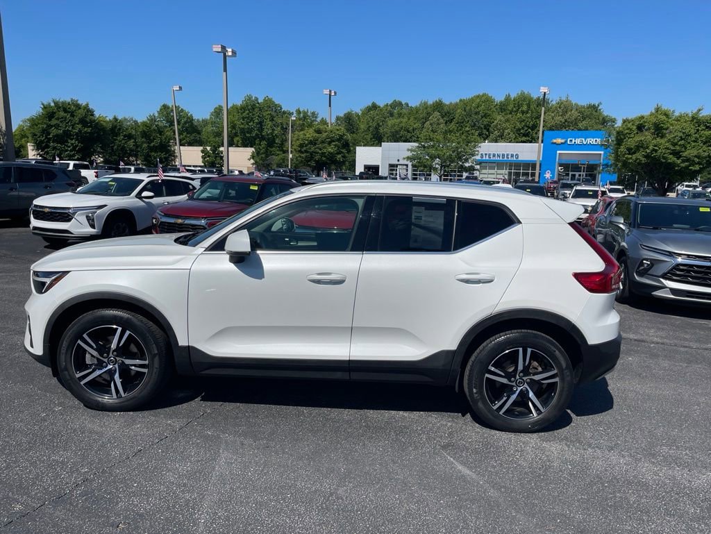Used 2023 Volvo XC40 B5 Plus AWD/4WD image 6