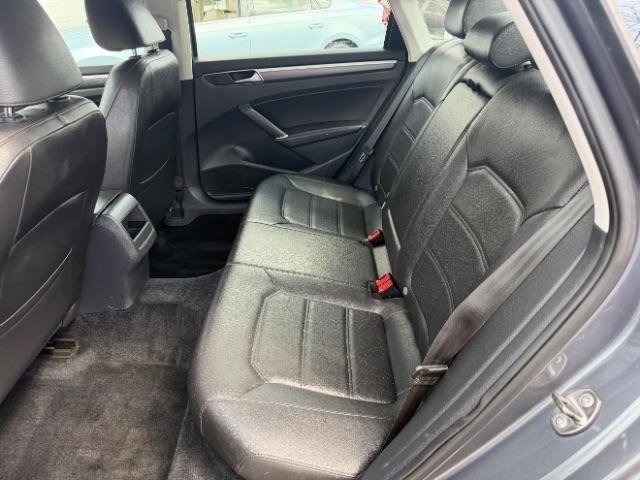 Used 2018 Volkswagen Passat 2.0T R-Line image 31