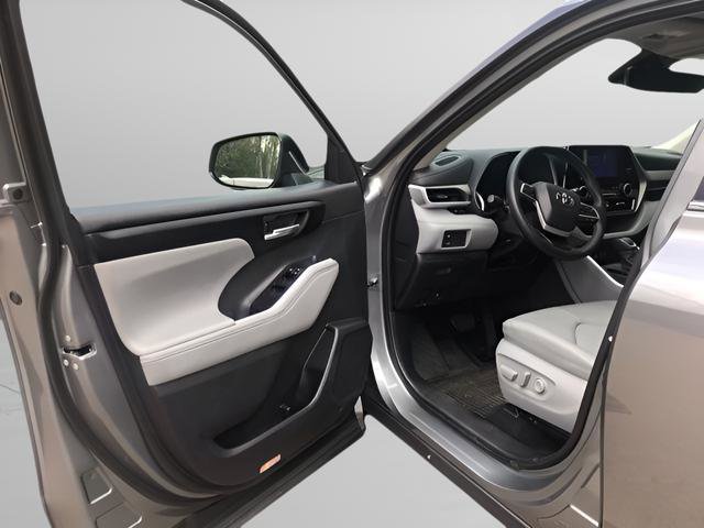Used 2026 Toyota Highlander XLE image 15