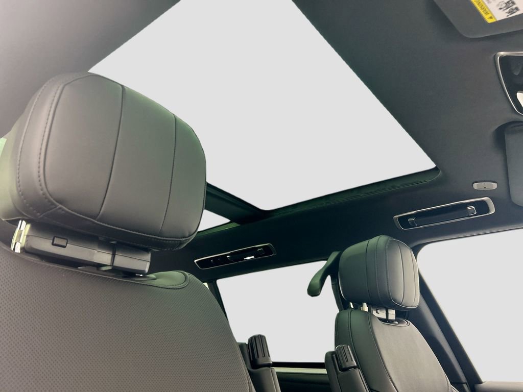 New 2026 Land Rover Range Rover Long Wheelbase SE image 18
