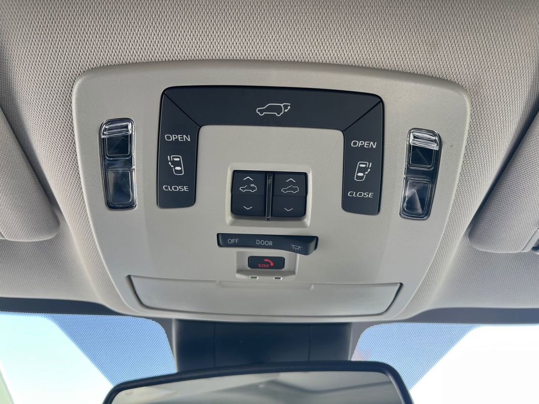 Used 2025 Toyota Sienna XLE AWD/4WD image 18
