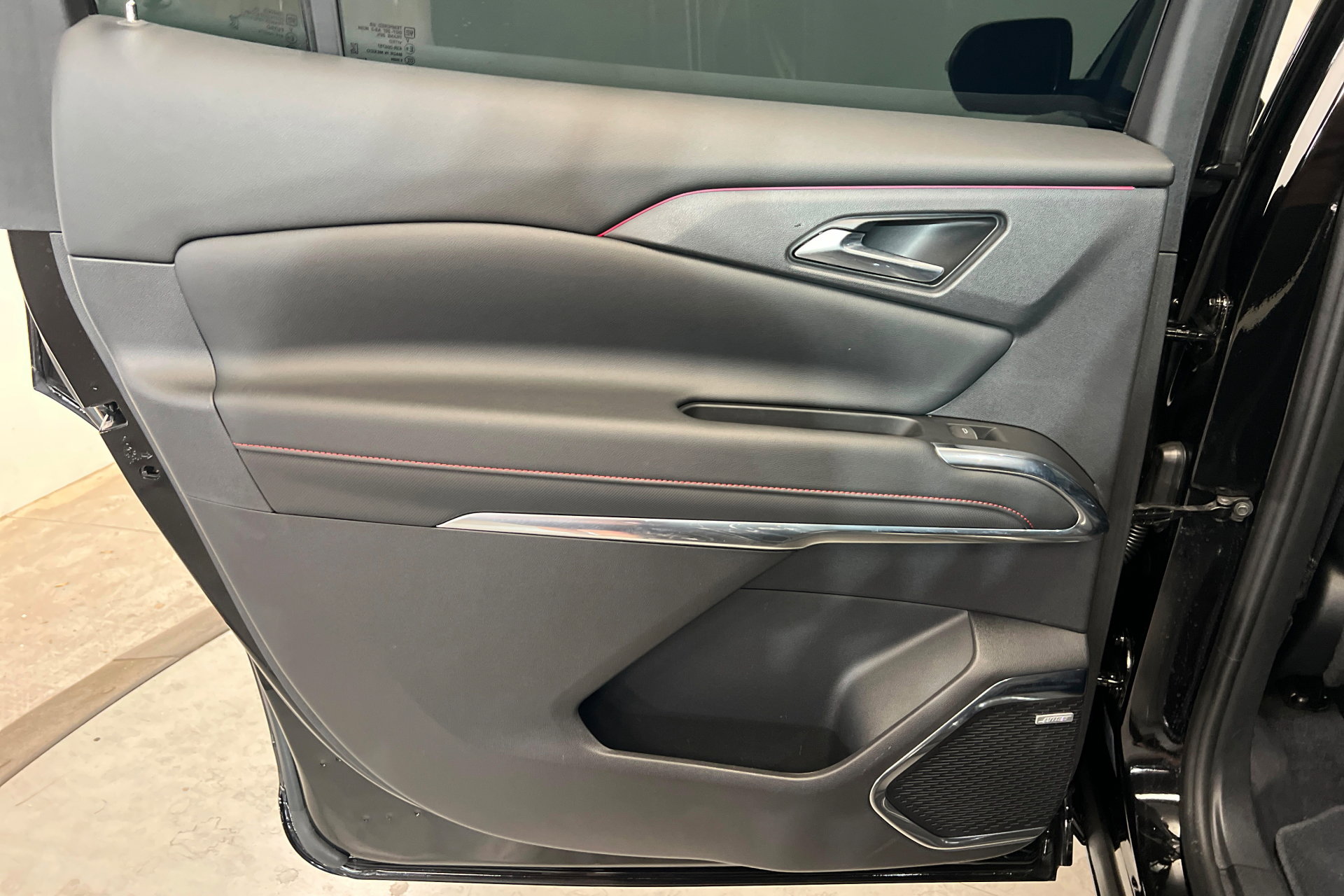 Used 2024 Chevrolet Traverse RS FWD image 19