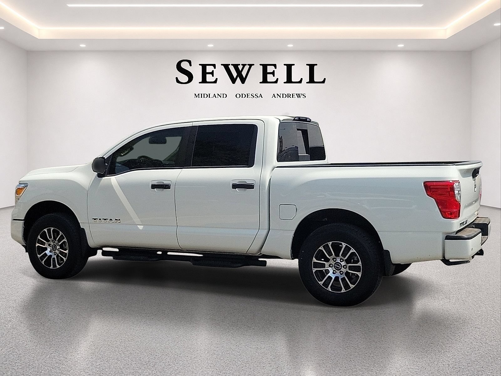 Used 2024 Nissan Titan SV w/ SV Convenience Package AWD/4WD image 2