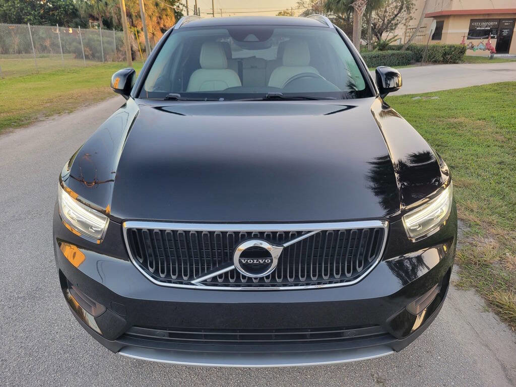 Used 2020 Volvo XC40 T4 Momentum image 13