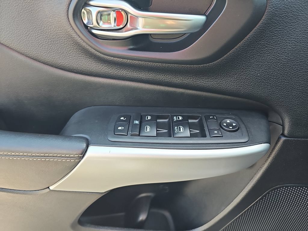 Used 2018 Jeep Cherokee Latitude Plus w/ Comfort/Convenience Group FWD image 26