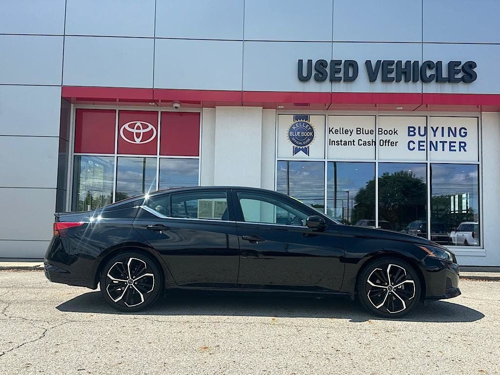 Used 2023 Nissan Altima 2.5 SR w/ SR Premium Package FWD image 7